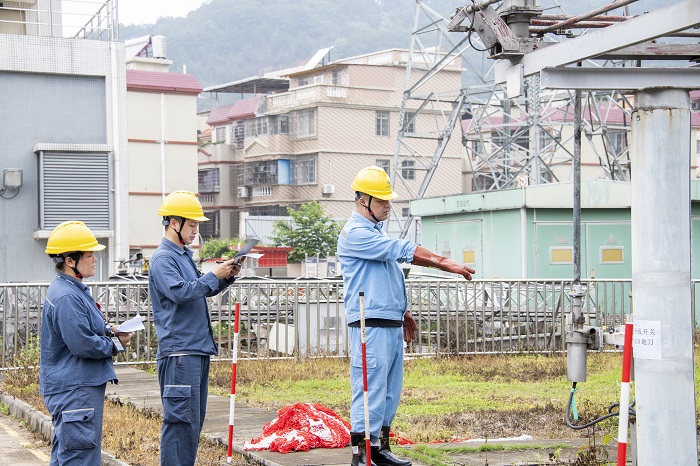 10、2022年4月22日，南方电网广西梧州供电局在该局培训基地开展变电检修和变电运行的“保命”技能考试，员工通过全身式安全带的检查及佩戴、停电、验电、装设接地线、悬挂标示牌和装设遮拦等落实保命护命工作，考试科目有序推进。（何华文）