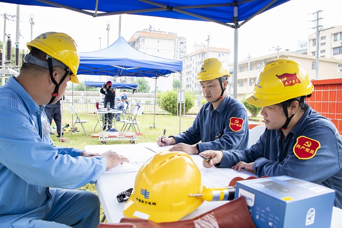 11、2022年4月22日，南方电网广西梧州供电局在该局培训基地开展变电检修和变电运行的“保命”技能考试，员工通过全身式安全带的检查及佩戴、停电、验电、装设接地线、悬挂标示牌和装设遮拦等落实保命护命工作，考试科目有序推进。（何华文）