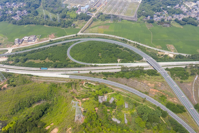 3、2022年5月6日，广西梧州市龙圩区大坡镇广昆高速、环城高速在春意盎然的田野上蜿蜒，构成一幅美丽画卷。（何华文）