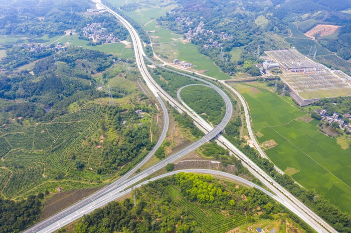 8、2022年5月6日，广西梧州市龙圩区大坡镇广昆高速、环城高速在春意盎然的田野上蜿蜒，构成一幅美丽画卷。（何华文）