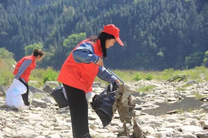 余小梅参与保卫母亲河护河巡河志愿服务