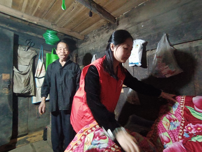 余小梅参与敬老爱老志愿服务