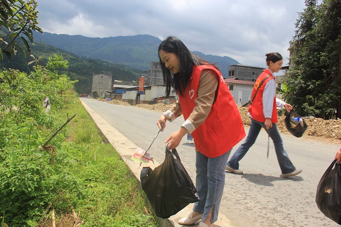 余小梅参与文明县城创建志愿服务活动