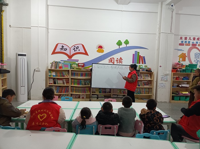 余小梅儿童之家开展讲解缅怀先烈，歌颂英雄故事