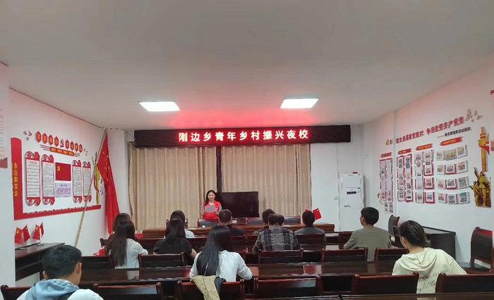 余小梅在青年乡村振兴夜校支教