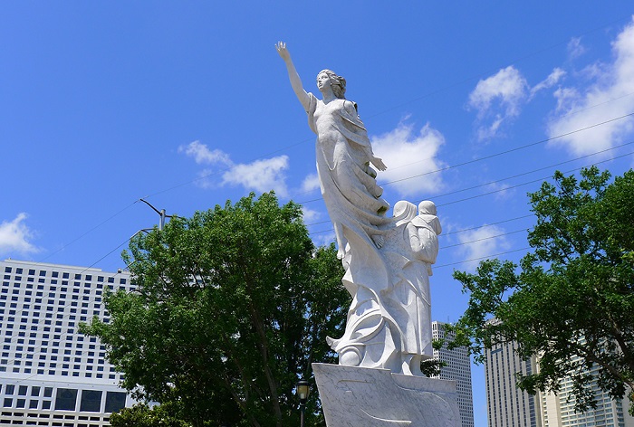 密西西比河边的移民纪念碑