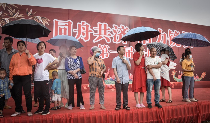 龙舟赛事中，村民们也可以登上舞台观看