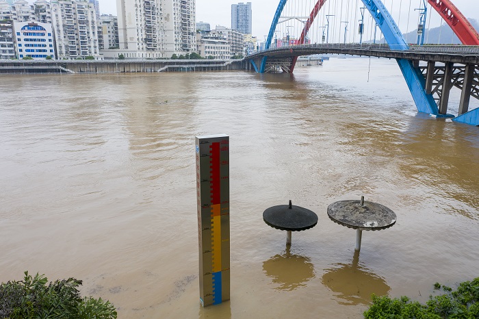 1、2022年6月8日清晨，洪水流过梧州市境内的桂江水域鸳江大桥。（何华文）