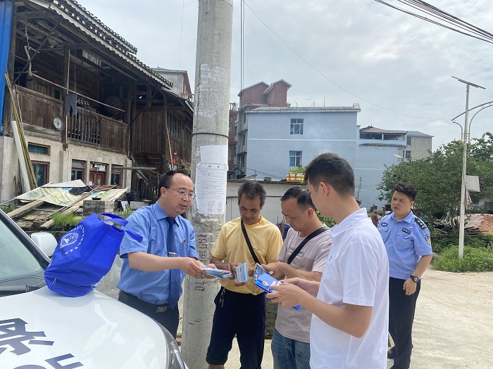 工作人员增殖放流现场 发放宣传资料)