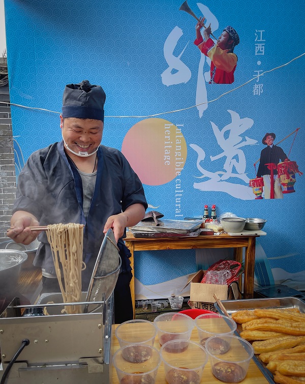 当地客家美食非遗“嗦粉”