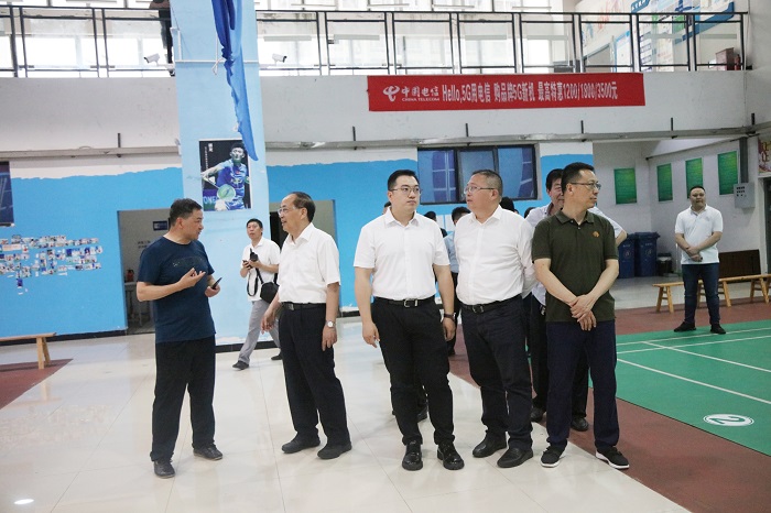 图1：重庆市政协原副主席、市老年体协主席周克勤（左2）一行在巫山县党政领导的陪同下，深入实地调研老年体育工作。唐探峰摄