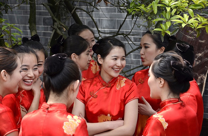 唐模古镇的游人们