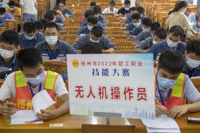 13、2022年7月3日，位于广西梧州工匠学院（梧州职业学院），技术职工正在进行无人机操作员理论比试现场。（何华文）