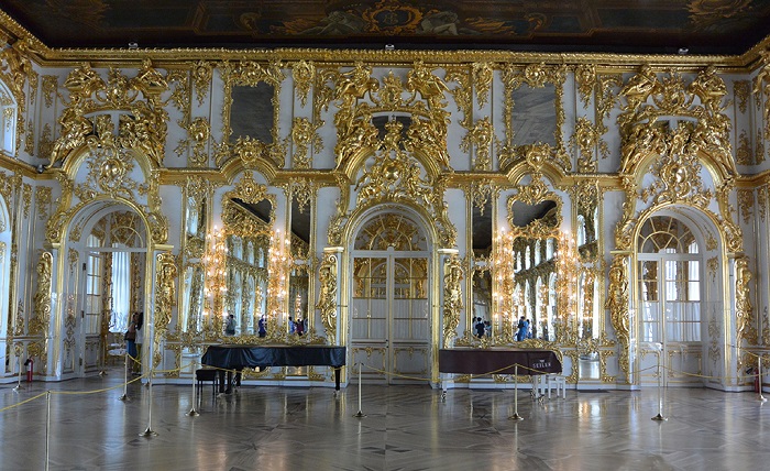 金壁辉煌的夏宫内