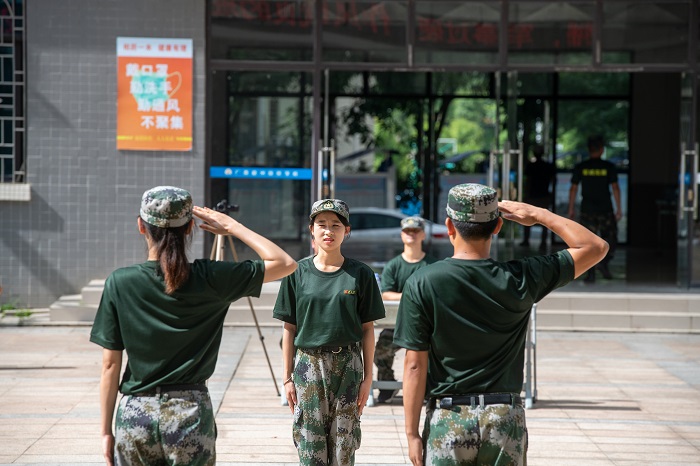 5、2022年7月10日，广西梧州商贸学校班主任在该校进行军训汇操表演。（何华文）