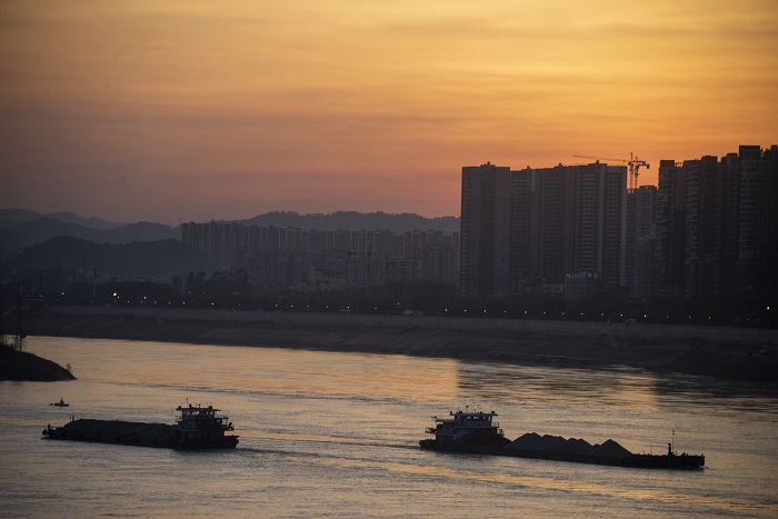 8、2022年7月14日，广西梧州市城市建筑、西江过往船只在晚霞映照下如诗如画，美不胜收。（何华文）