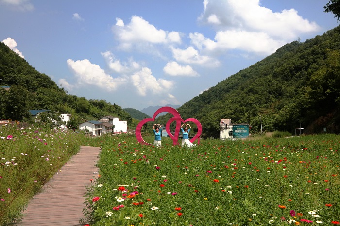 图3：重庆巫山骡坪大垭“云中花谷”游客在此“心心相印”。唐金生摄