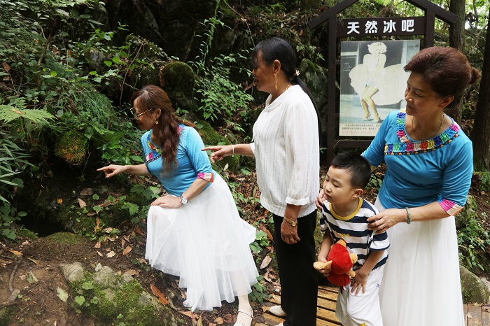 图10：重庆巫山骡坪大垭“云中花谷”惊现“天然冰洞”。唐金生摄