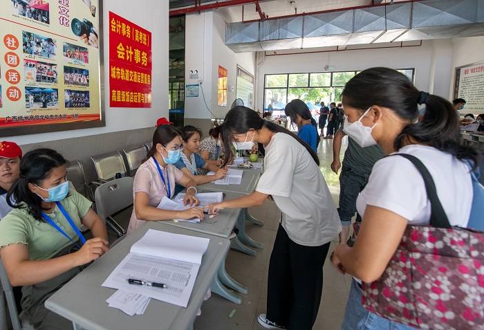 5、2022年8月22日，位于广西梧州商贸学校迎来了秋季新生前来报到。（何华文）