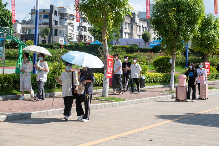 20、2022年8月22日，位于广西梧州商贸学校迎来了秋季新生前来报到。（何华文）