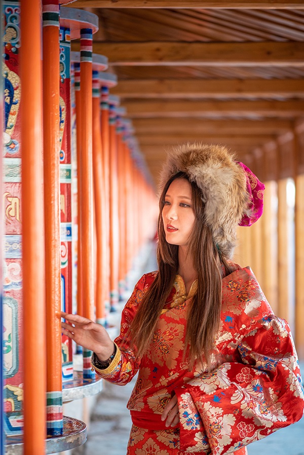 在转经的藏族美女