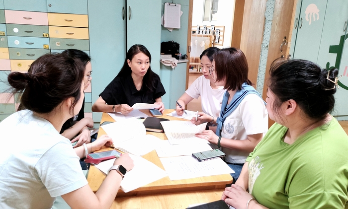 中班组老师共同梳理方案脉络