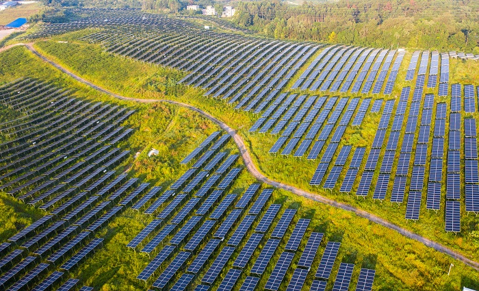 16、2022年9月6日，航拍广西梧州蒙山县集中式光伏发电在朝霞映照下格外壮美。（何华文）