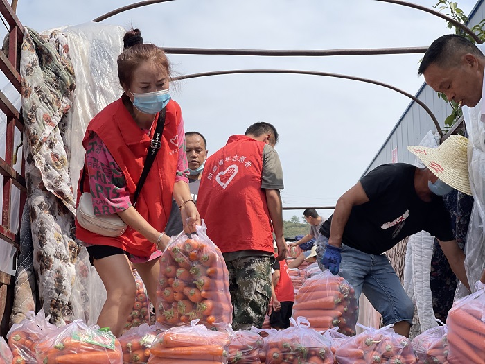 黔东南志愿者化身&ldquo;打包员&rdquo;，助力爱心蔬菜包加快&ldquo;蔬&rdquo;送 ! (2)