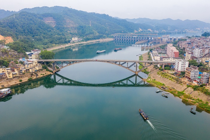 5、2022年9月22日，广西梧州市苍梧县京南镇及沿河的水电站、旺安村、民房与青山、江河绿水相映成趣。（何华文）