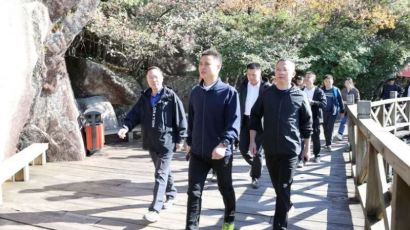 江西上饶：区委书记调研灵山景区建设、深入开展巡林工作（图）