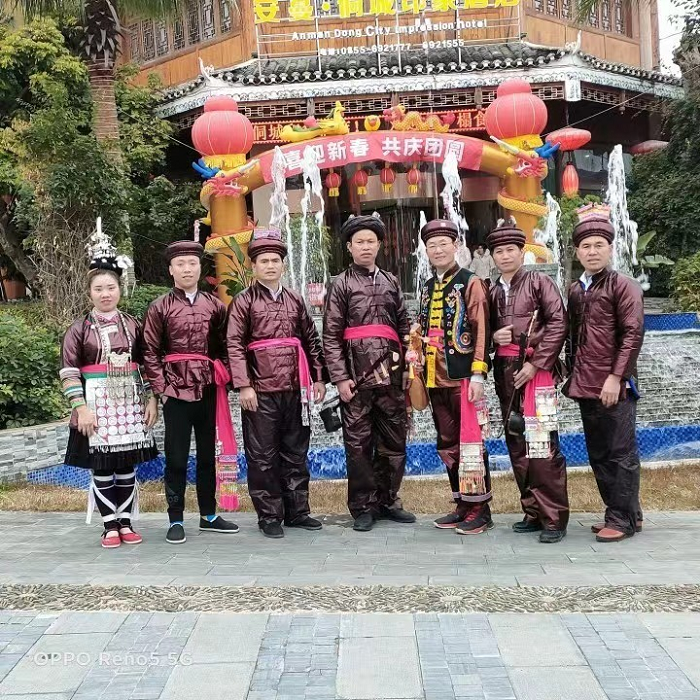 图为  退役军人石利成组织本村侗戏表演队演唱双拥侗歌现场（梁文俊  摄影）