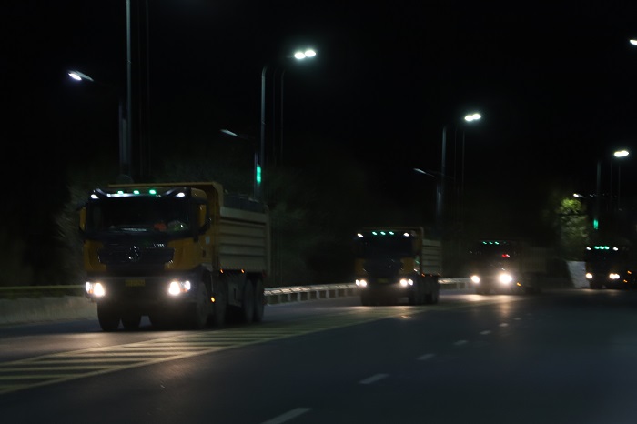 环山路上的工程车