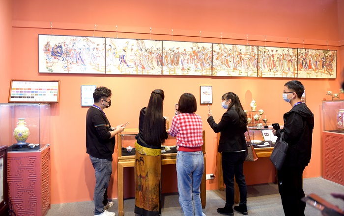 《江西景德镇：宝石珐琅彩瓷板画亮相瓷博会》图1