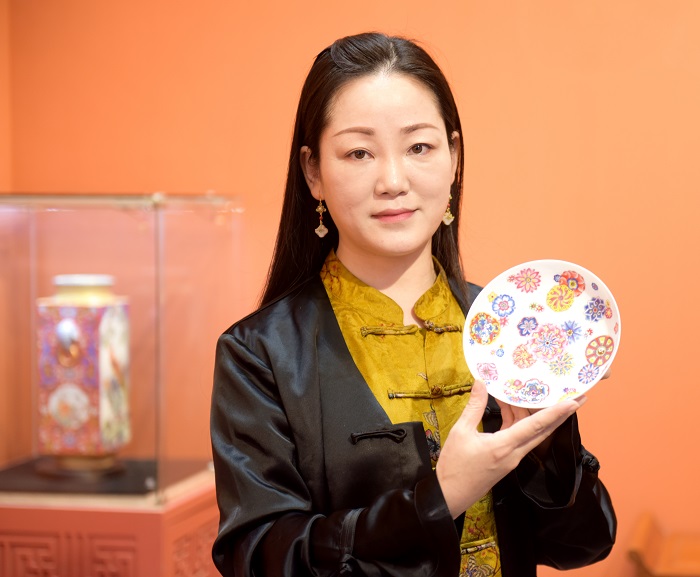 《江西景德镇：宝石珐琅彩瓷板画亮相瓷博会》图15