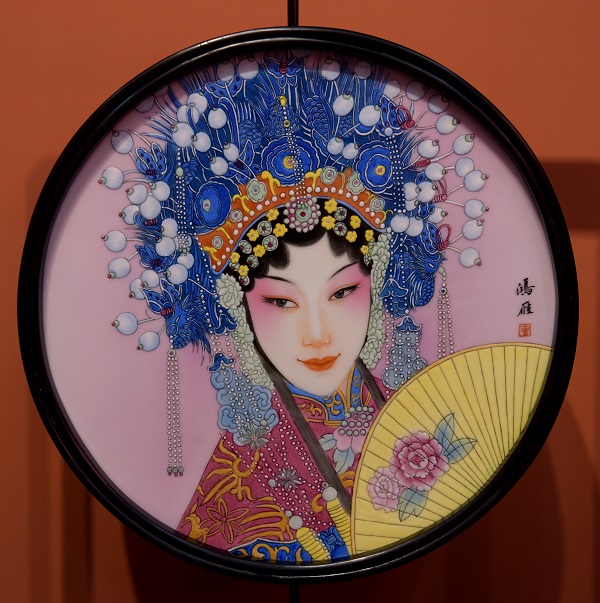 《江西景德镇：宝石珐琅彩瓷板画亮相瓷博会》图19