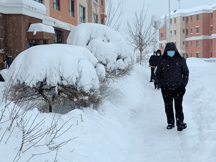 出行的居民，2022年11月23日摄于新疆阿勒泰地区阿勒泰市。
