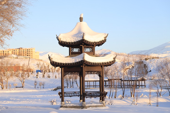 这是2022年12月3日在新疆阿勒泰地区阿勒泰市拍摄的戴着“雪帽子”的亭子。
