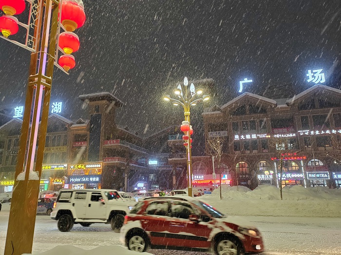 阿勒泰市望湖广场雪景。