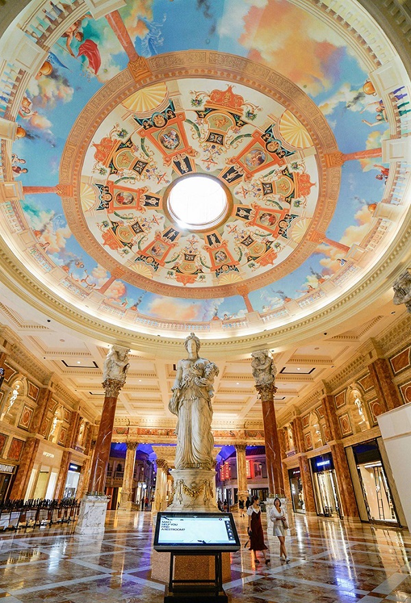 古罗马购物中心内