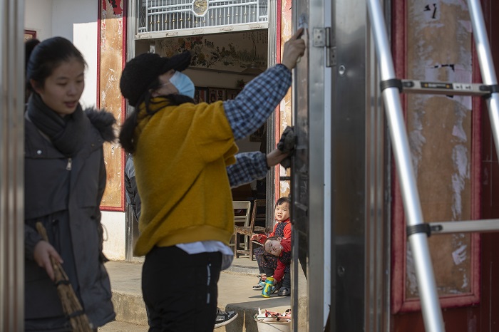 9、2023年1月20日，广西梧州市万秀区夏郢镇古藤村的村民沿袭传统的过年风俗，打扫房前屋后、喜迎新年。（何华文）