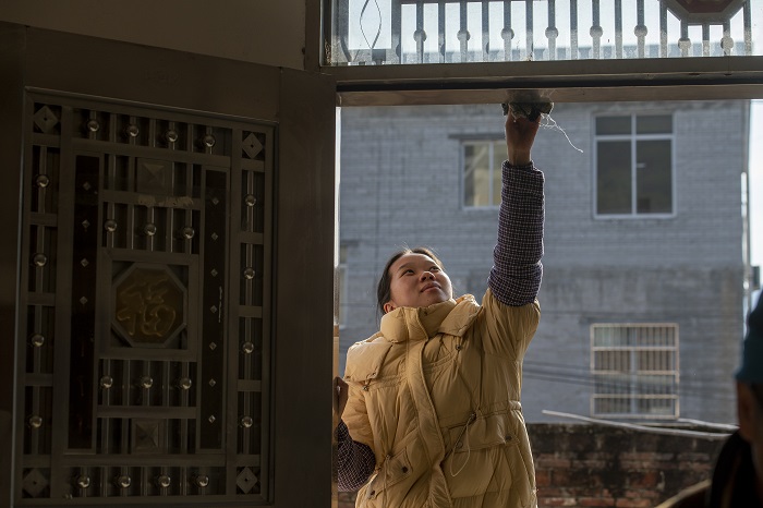 12、2023年1月20日，广西梧州市万秀区夏郢镇古藤村的村民沿袭传统的过年风俗，打扫房前屋后、喜迎新年。（何华文）