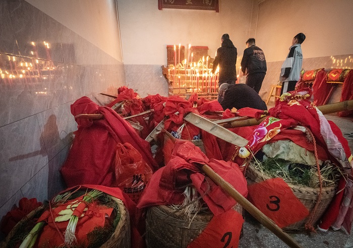 20多户添丁人家的美酒，摆满了祠堂
