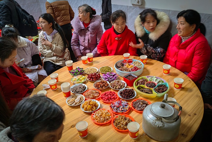 前来祝贺添丁的本族亲友