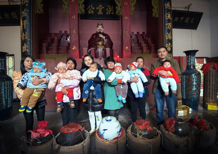 沈埠畲族村蓝氏家族的添丁仪式在本族宗祠里举行。