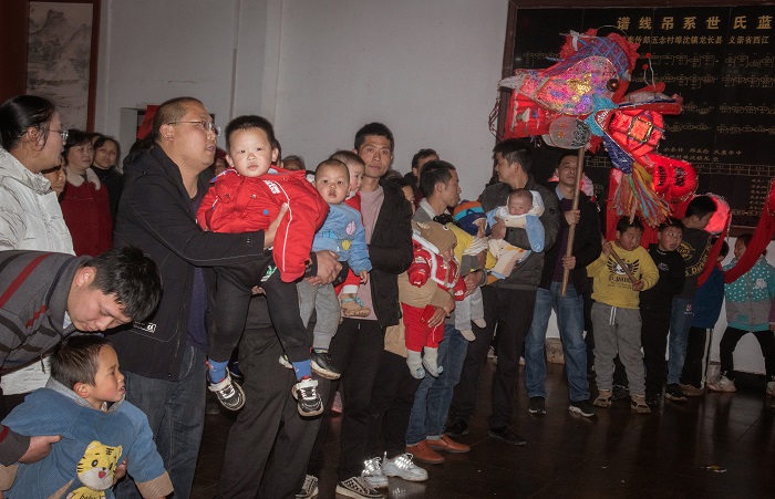 等着长辈发红包与礼物的添丁族人