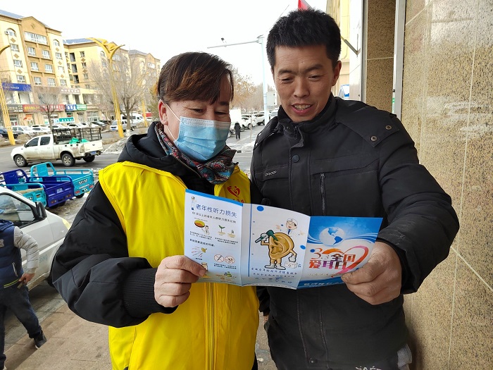 图为3月3日，作为新时代文明实践站的福海镇永安路社区组织政策法规宣讲员面对面向居民讲解“全国爱耳日(1)(1)