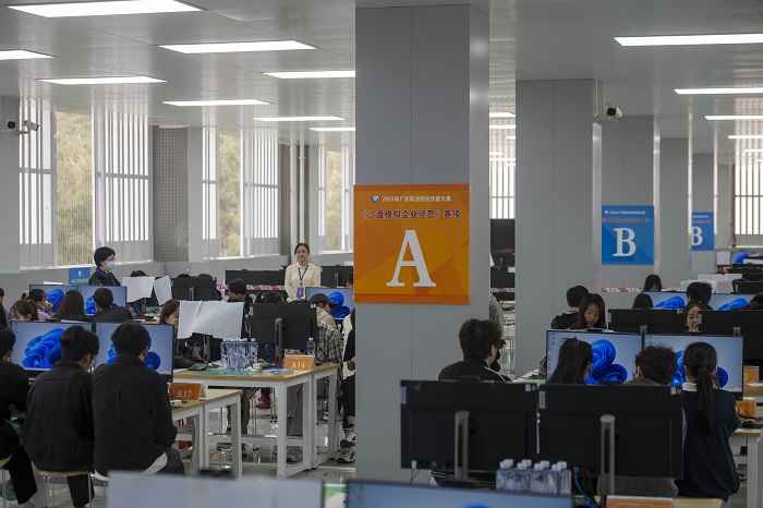 1、2023年3月17日，位于广西梧州商贸学校内，参赛队伍选手正在进行中职组沙盘模拟企业经营比赛。（何华文）