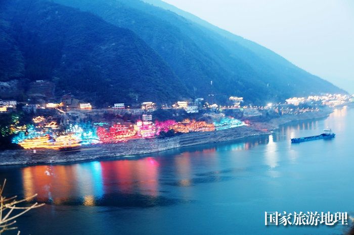 图7：三峡黄金水道“三峡里•竹枝村”夜景。2023年1月26日，摄于重庆巫峡口。唐金生  17784436870