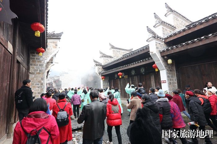 图9：三峡黄金水道大昌古镇巫文化迎客游客如潮。2023年3月8日，摄于重庆巫山大昌古镇。唐金生  17784436870