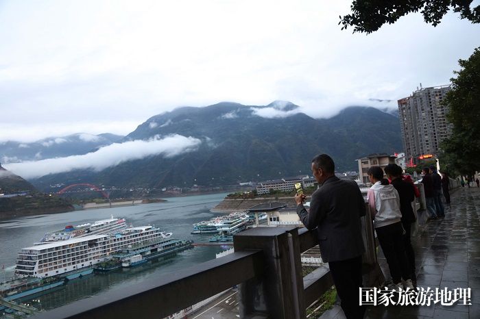 图11：三峡黄金水道巫山港区游客正在赏景。2023年4月4日，于重庆巫山游客中心码头。唐金生  17784436870